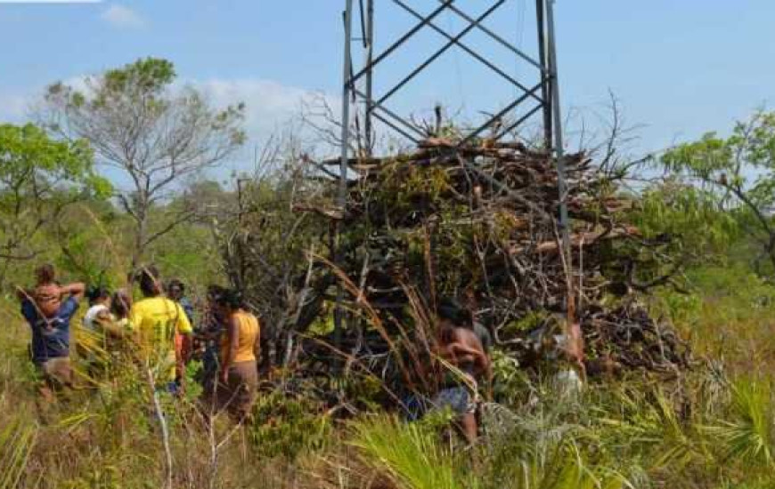 Indigenas estão fazendo fogueira