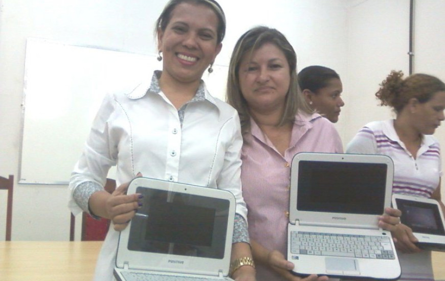 Secretária de Educação mostrando laptop