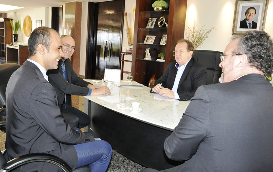 Governador Mauro Carlesse em reunião com o superintendente Raul Wahbe