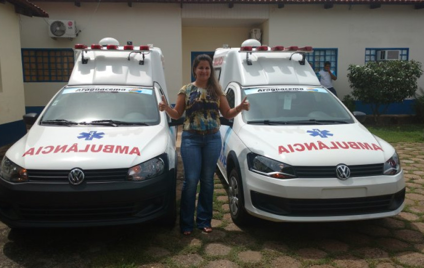 Prefeita comemora chegada de ambulâncias