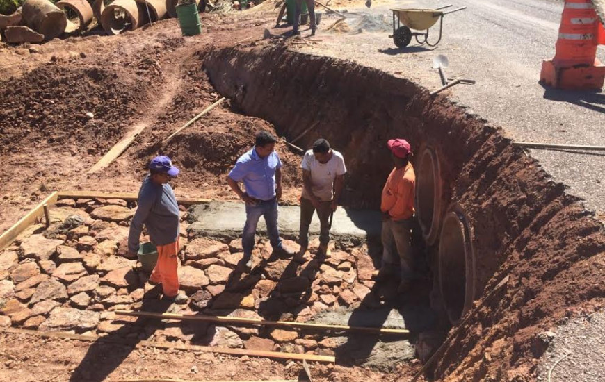 Erosão causada por rompimento de bueiro é reparada