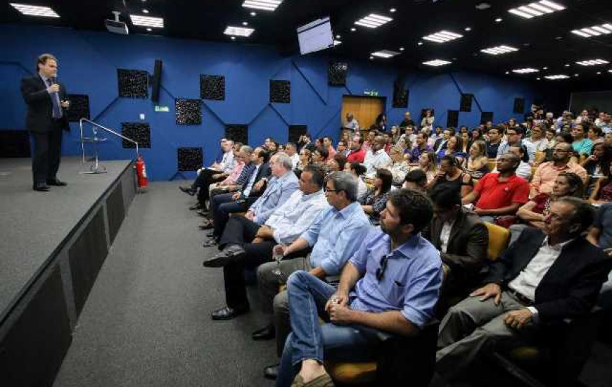 Eduardo Pastore faz palestra em Palmas