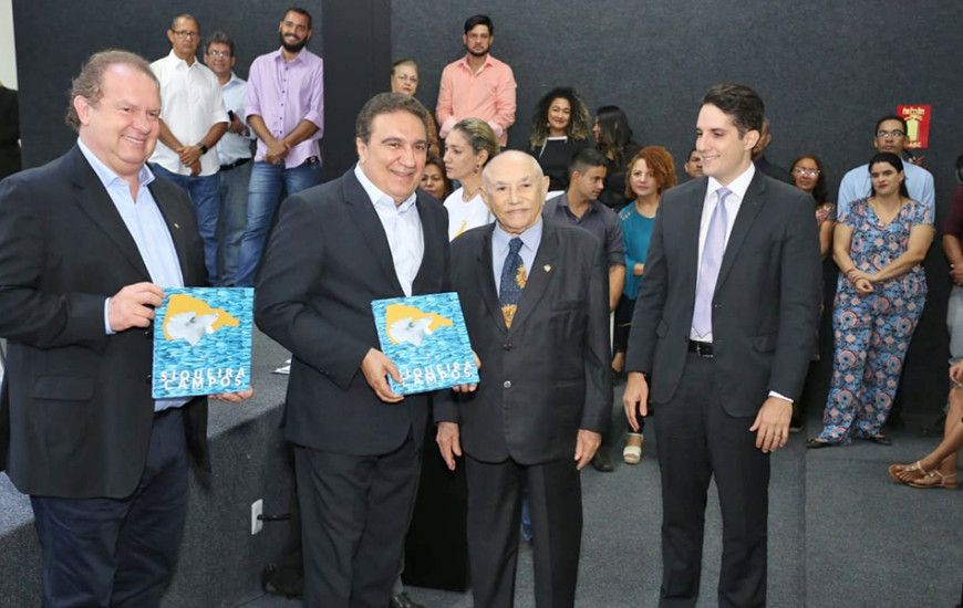 Governador recebeu do ex-governador Siqueira Campos o catálogo da exposição