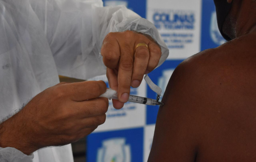 Para as pessoas com comorbidades, a vacinação também continua