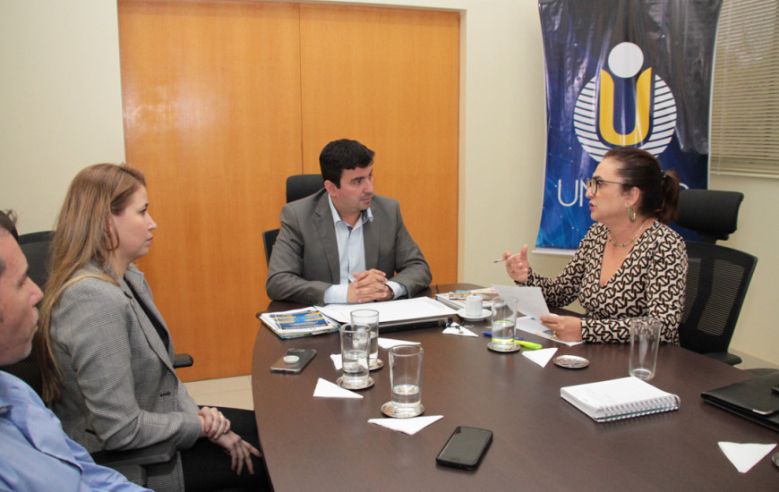 Senadora Kátia Abreu em reunião com o reitor Augusto Resende