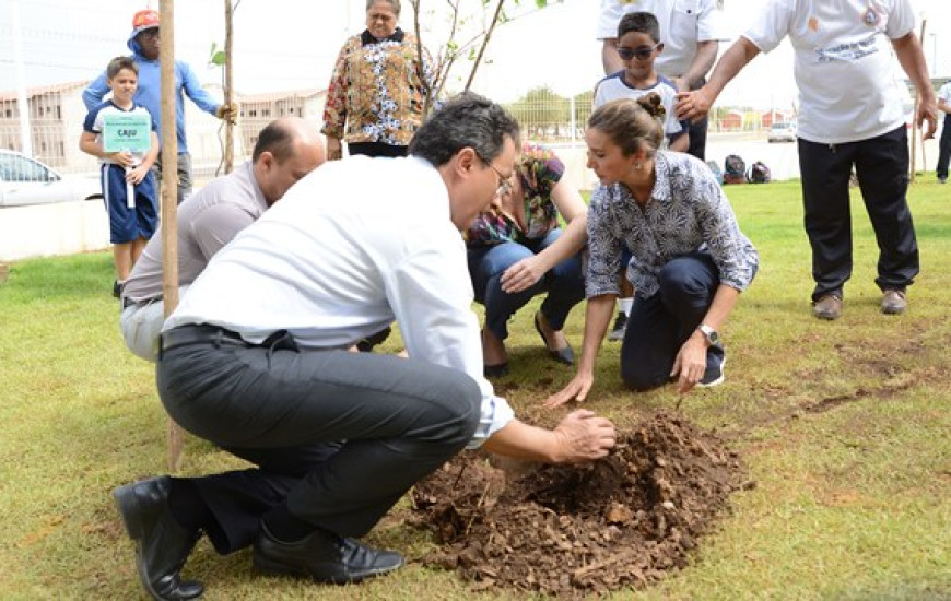 Glô Amastha e o secretário Danilo Melo plantam árvore
