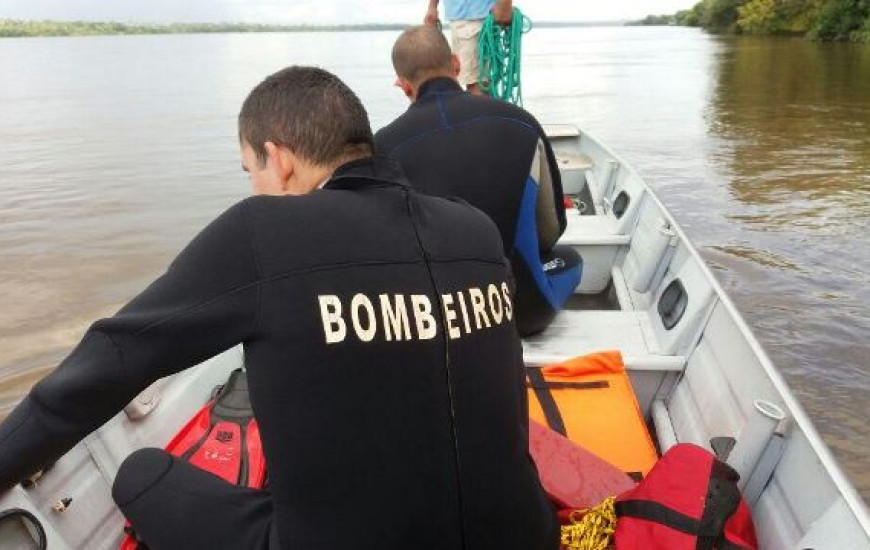 Bombeiros retiram barco que afundou no Rio Araguaia