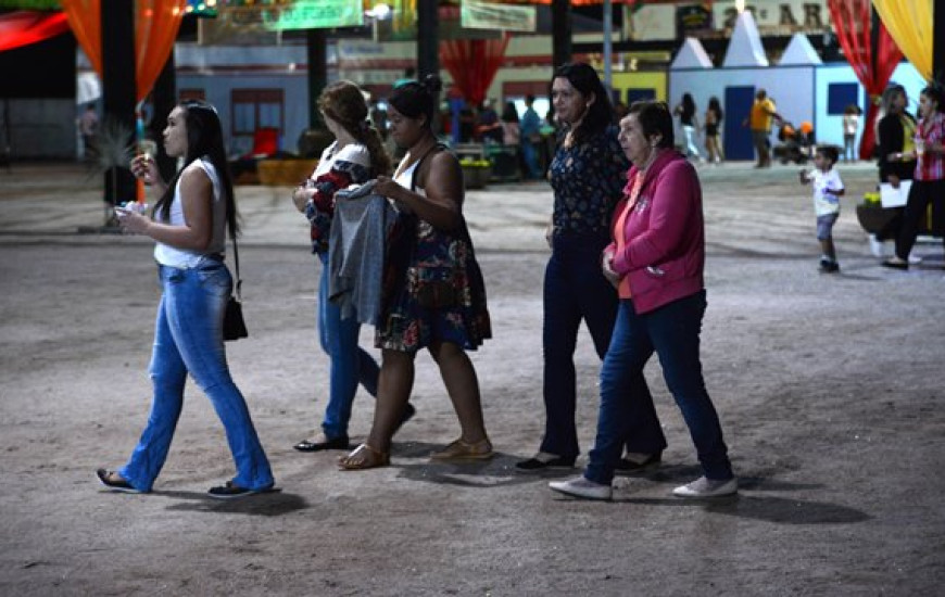 Para maior conforto, visitantes vão ao Arraiá da Capital com calçados baixos