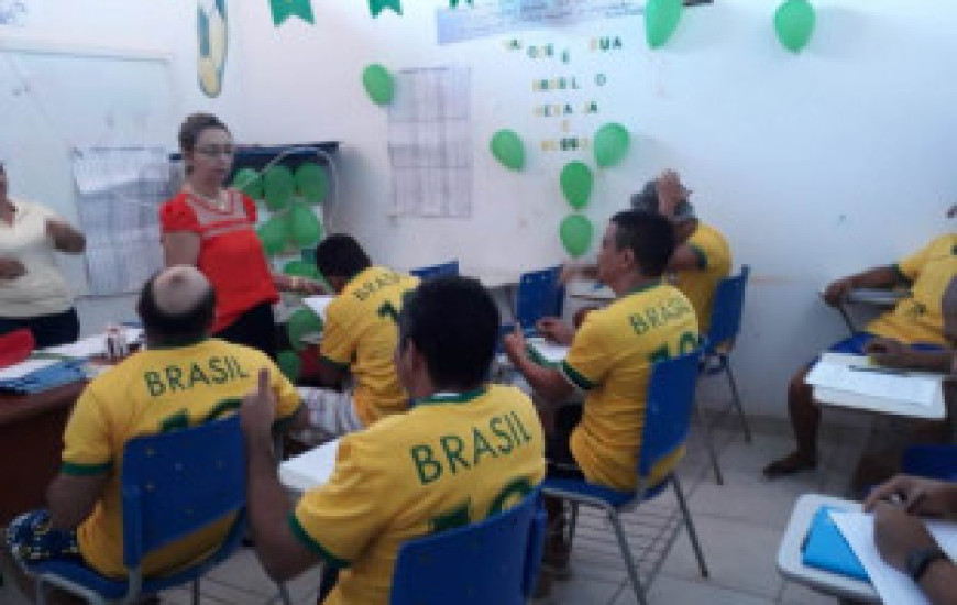 Reeducandos decoraram a sala de aula com o tema da Copa