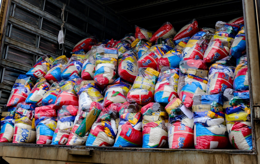 Caminhão com as cestas básicas que serão distribuídas na região do Jalapão.