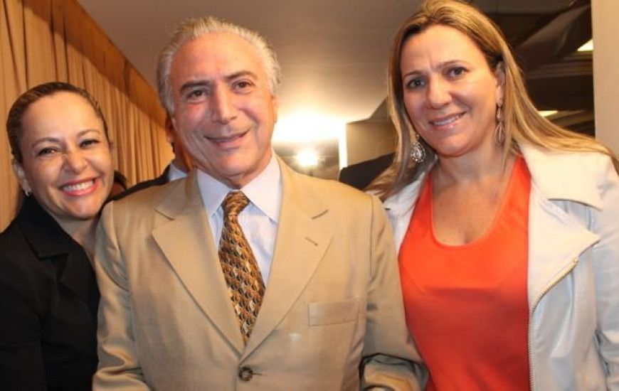 Dulce Miranda e Josi Nunes ladeando Michel Temer