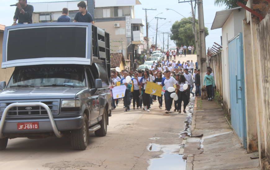 Alunos e comunidade levaram mensagens de alerta sobre os riscos do uso de drogas