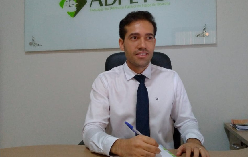 O presidente da ADPETO, o Defensor Público Fabrício Dias