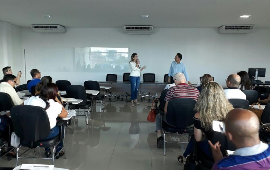 Reunião entre a prefeita em exercício e educadores