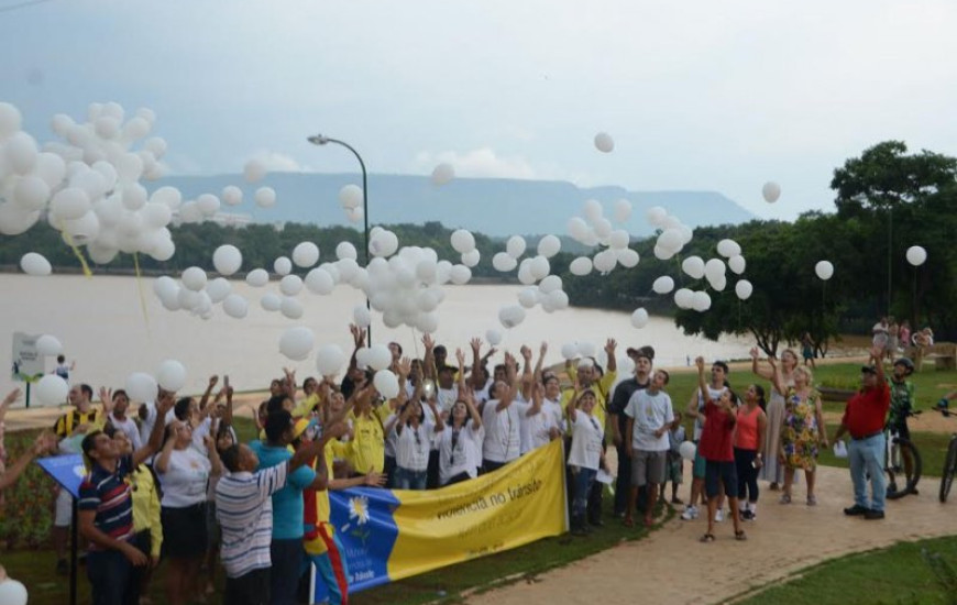 Famílias soltam balões brancos em homenagem