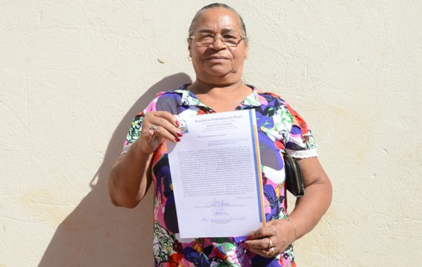 Rosa Maria, moradora do Santo Amaro, recebeu o documento da casa