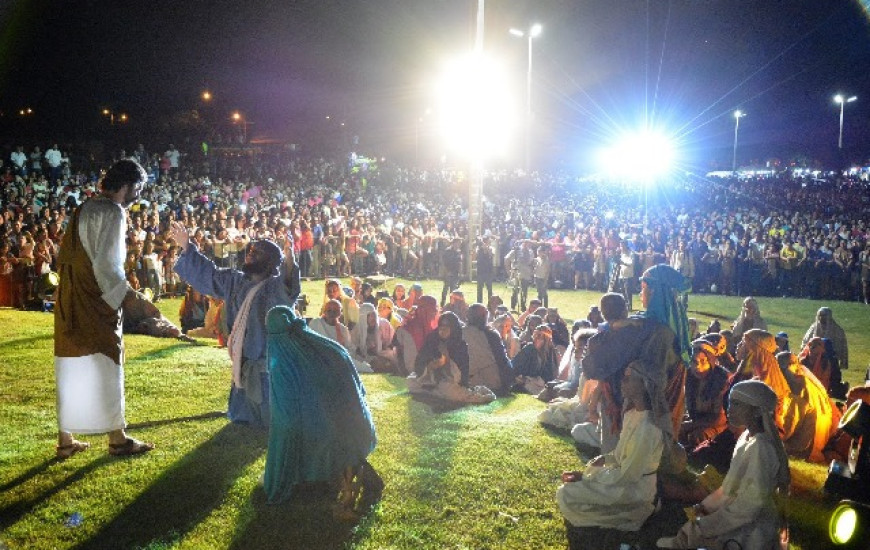 Encenação levou milhares às ruas