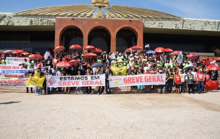 Grevistas fazem manifestação em Palmas