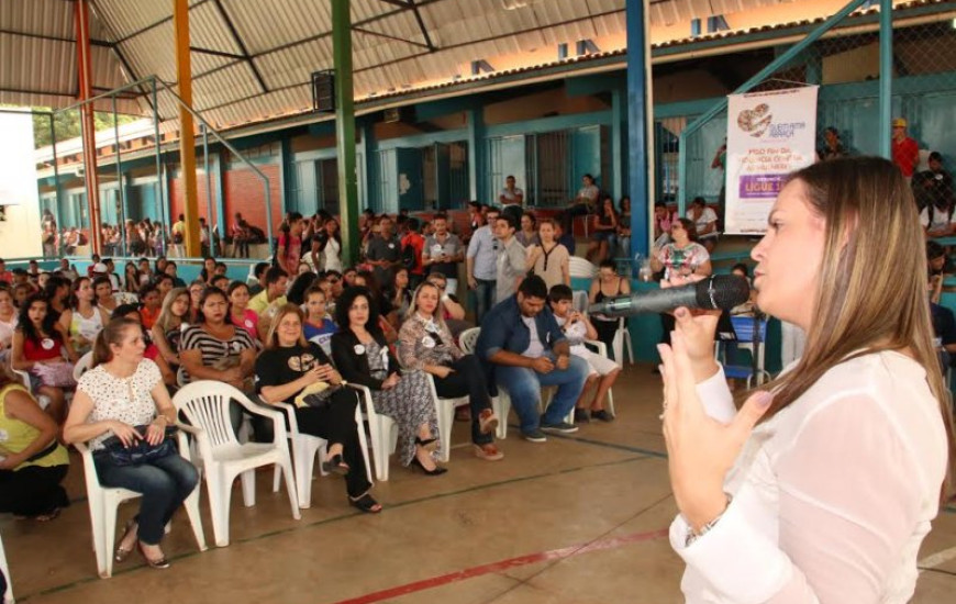 Claudia Lelis divulga a campanha nas escolas