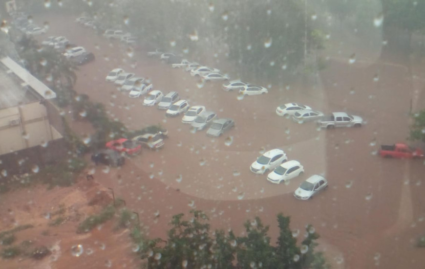 Chuva inundou a avenida Theotônio Segurado nesta manhã
