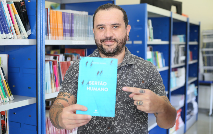 Professor Rodrigo aproveita as poesias para expressar sentimentos e ideias 