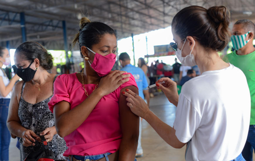 Vacinação contra a covid está disponível em unidades de saúde nos 139 municípios