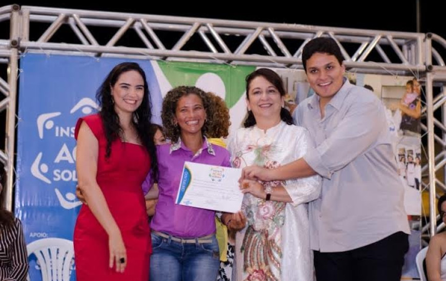 Aluna recebe diploma de curso finalizado este ano