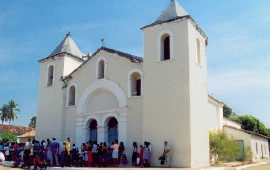 Fiéis se reúnem na igreja Matriz de Natividade