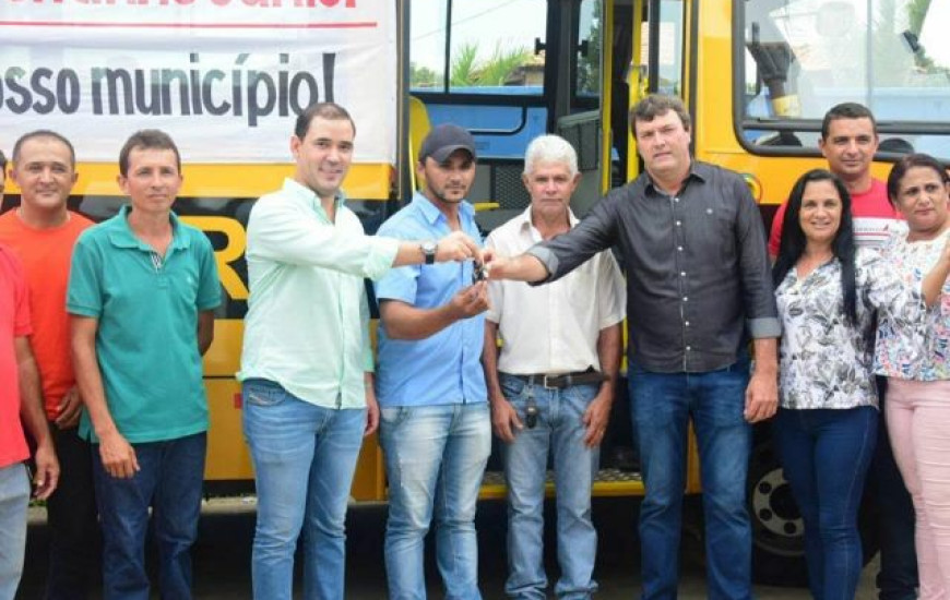 Vicentinho Jr participa de entrega de ônibus