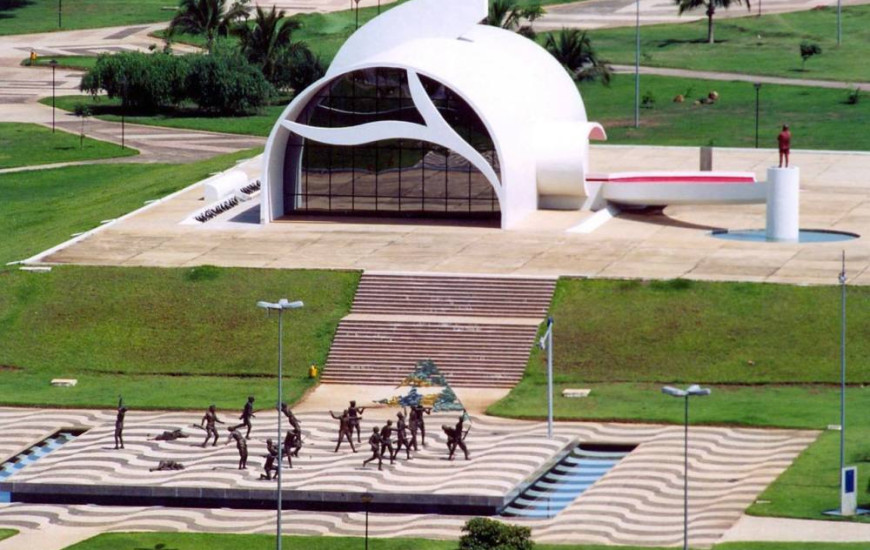 Largada acontece em frente ao Memorial Coluna Prestes