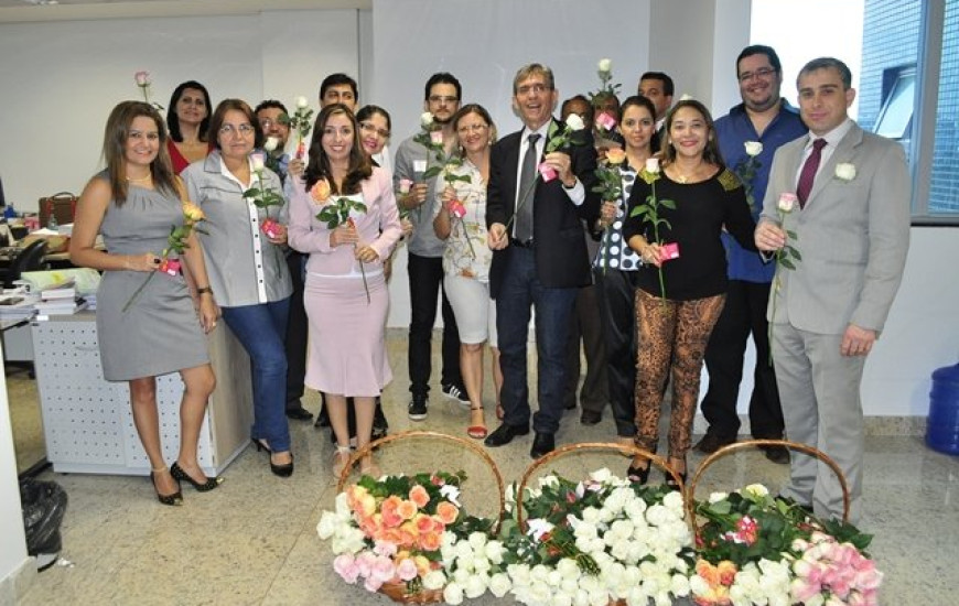 Procuradores municipais distribuem rosas
