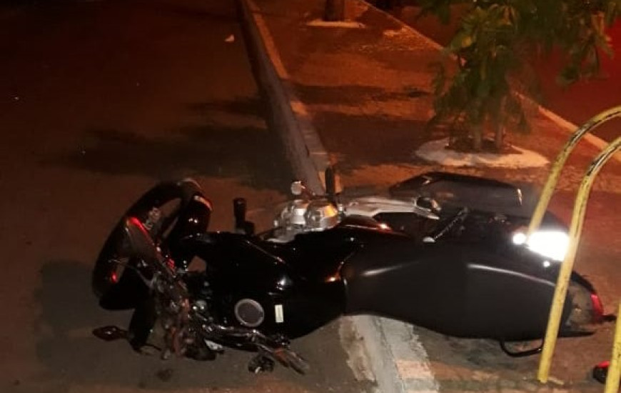 Rapaz foi arremessado de motocicleta em acidente