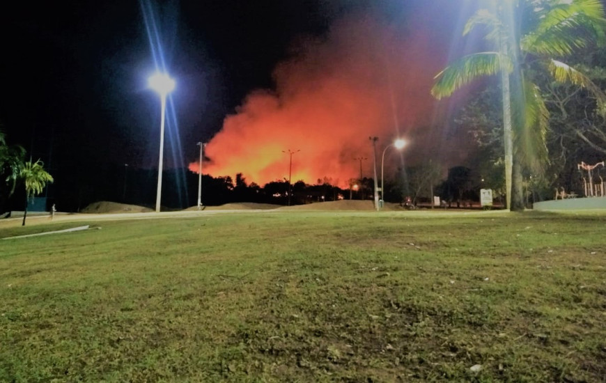 Fogo quase atingiu o Parque Cesamar na noite de ontem