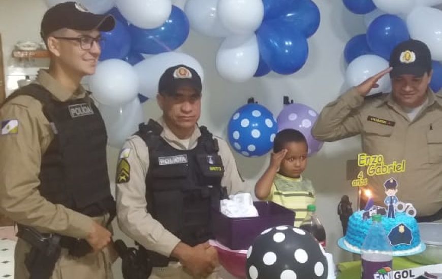 Criança é surpreendida com a visita dos policiais