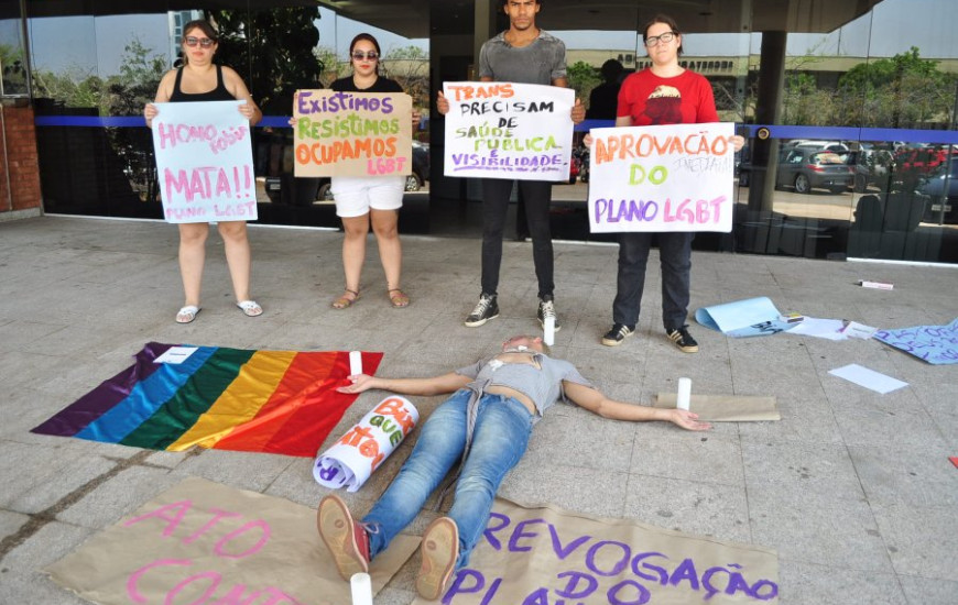 Movimento LGBT protesta na porta da SEDS