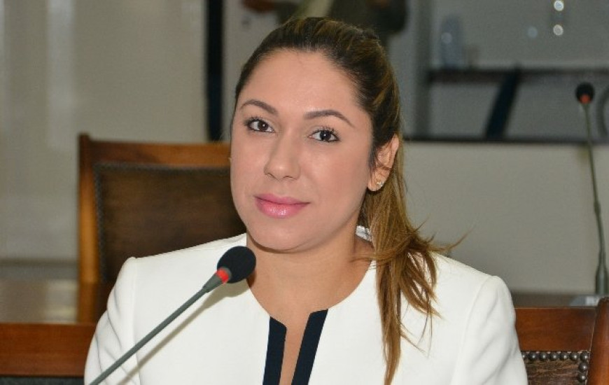 Luana Ribeiro lamenta obras paradas em creches