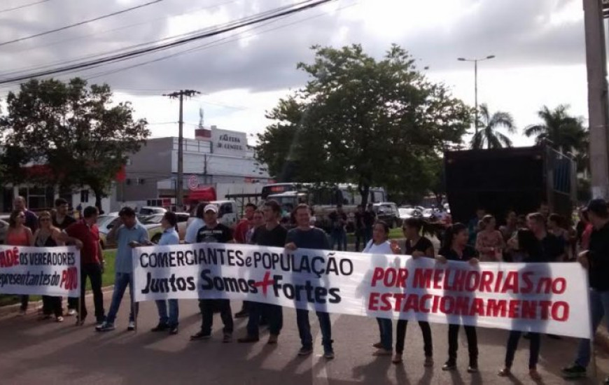 Comerciantes protestam na Avenida JK, em Palmas