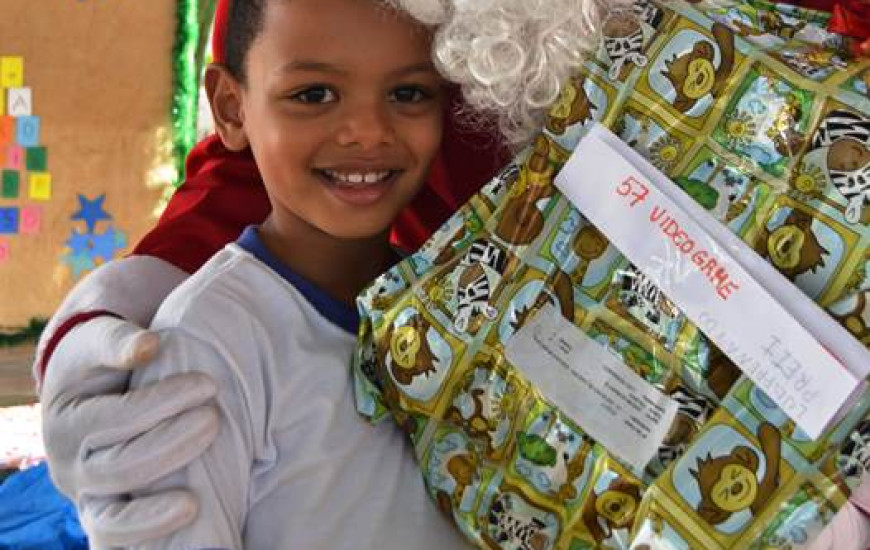 Milhares de crianças receberam presente de natal