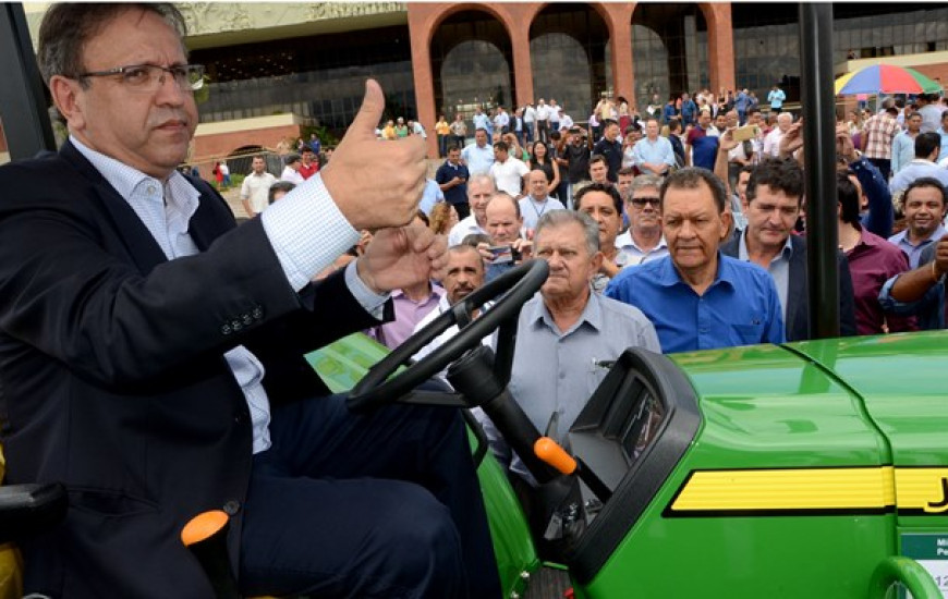 Miranda entregou 94 tratores equipados com grades, carretas para agricultura