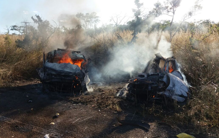 Veículos pegaram fogo após colisão