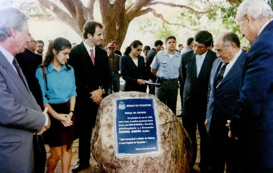 Registro da inauguração da Praça da Árvore em 1997