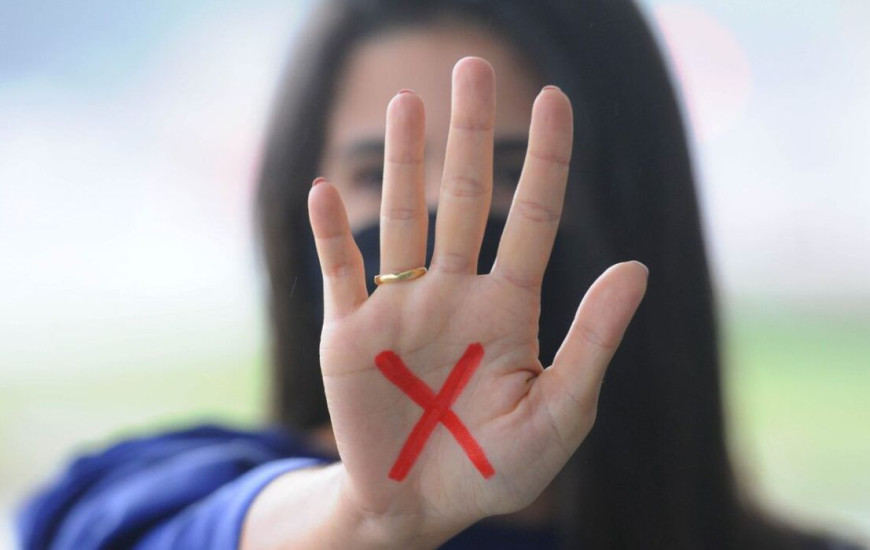 Vítimas de violência doméstica podem apresentar um sinal vermelho na mão.