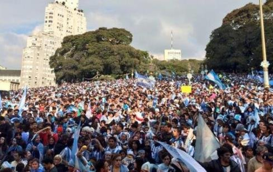 Torcedores assistem jogo em Buenos Aires