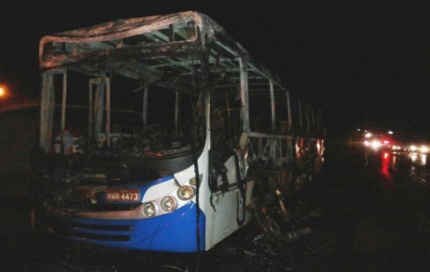 Ônibus foi incendiado