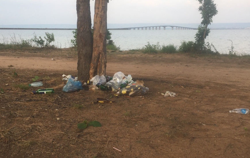 Lixo fotografado em orla de Luzimangues está em área particular, diz Prefeitura