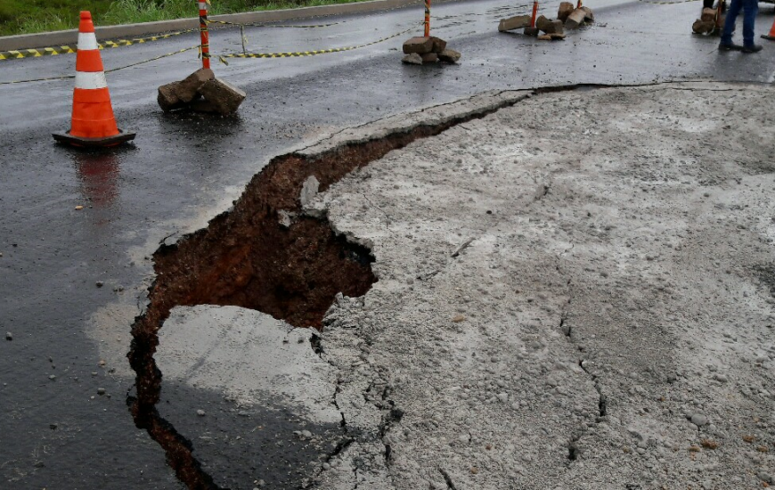 Parte da via foi destruída pelas chuvas