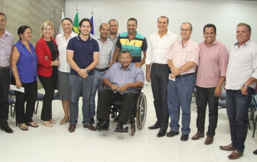 Senador Ataídes se reúne com prefeitos