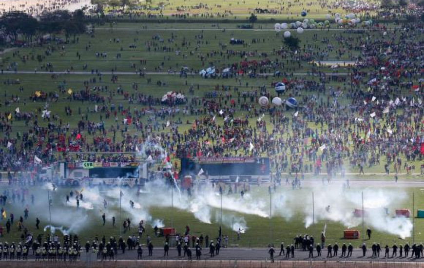 Polícia e manifestantes entram em confronto na Esplanada dos Ministérios