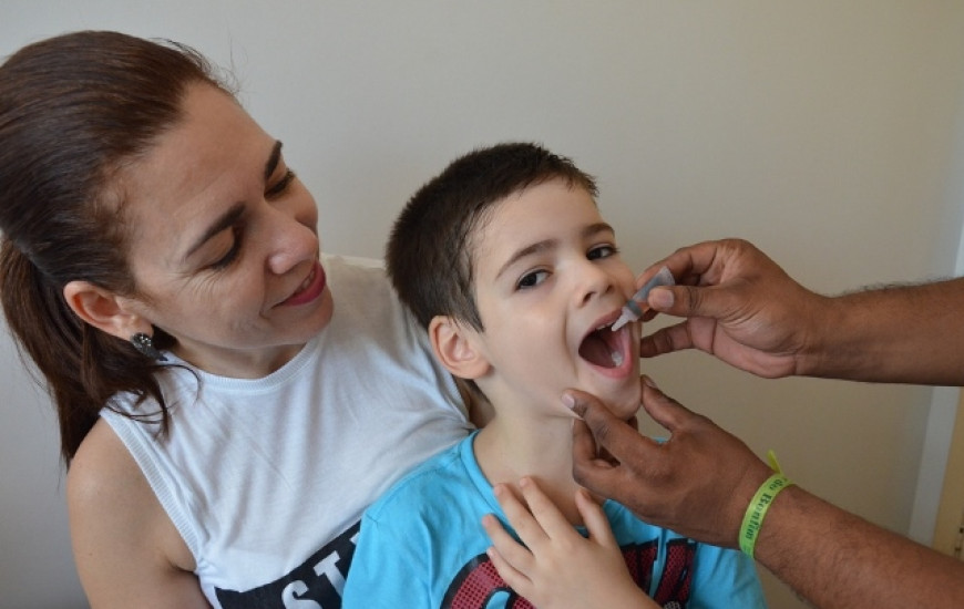 Khenya Rubia explica ao filho, André Franco, sobre a importância das vacinas