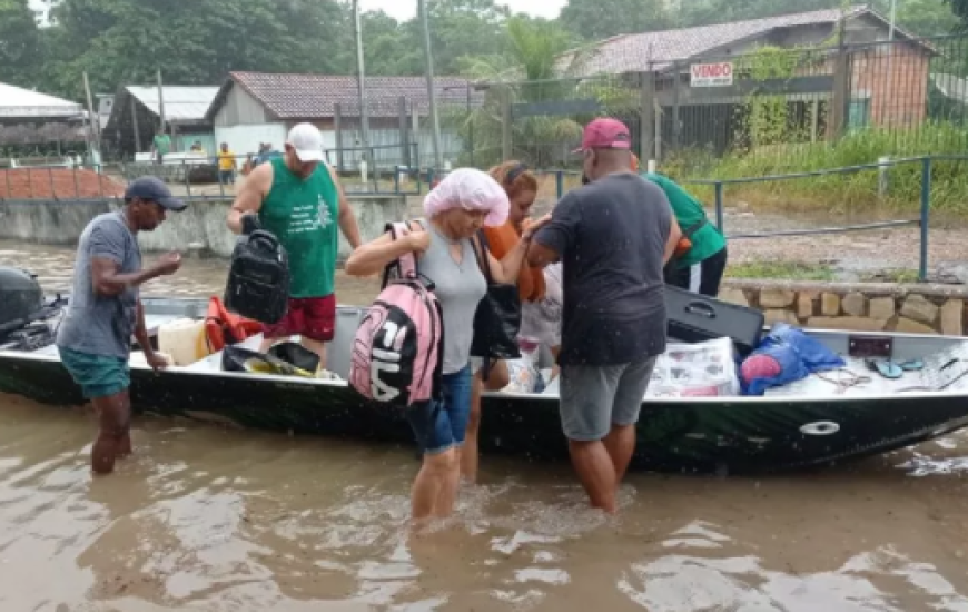 Famílias ilhadas em Peixe após chuvas intensas.